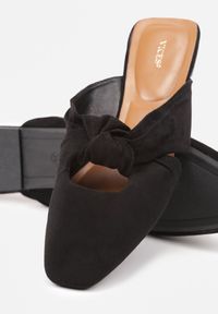 Born2be - Czarne Klapki Mule Vices Zdobione Supłem Lavisse. Okazja: na co dzień, na spotkanie biznesowe, do pracy. Kolor: czarny. Materiał: jeans. Wzór: aplikacja. Obcas: na płaskiej podeszwie. Styl: biznesowy, klasyczny, elegancki, casual #5
