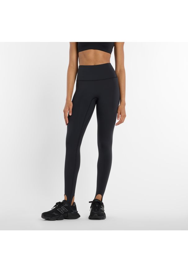 Legginsy damskie do biegania New Balance Sleek WP53168BK – czarne. Stan: podwyższony. Kolor: czarny. Materiał: lycra, poliester, materiał. Wzór: gładki. Sport: fitness