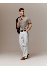 Reserved - Sweter z krótkim rękawem z lnu - beżowy. Kolor: beżowy. Materiał: len. Długość rękawa: krótki rękaw. Długość: krótkie #1