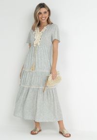 Born2be - Jasnoniebieska Sukienka Maxi z Gumką w Pasie i Chwostami w Kwiaty Patrisce. Kolor: niebieski. Materiał: tkanina. Wzór: kwiaty. Sezon: lato. Długość: maxi #1