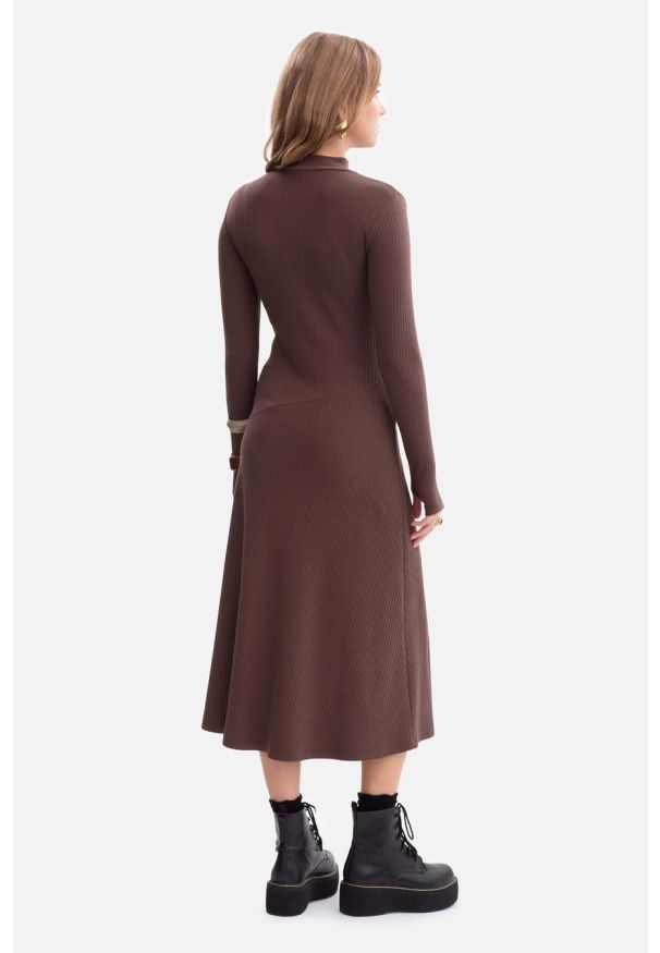 BeWear - Bawełniana sukienka dzianinowa z golfem rozkloszowana brąz. Typ kołnierza: golf. Kolor: brązowy. Materiał: bawełna, dzianina. Sezon: zima, jesień