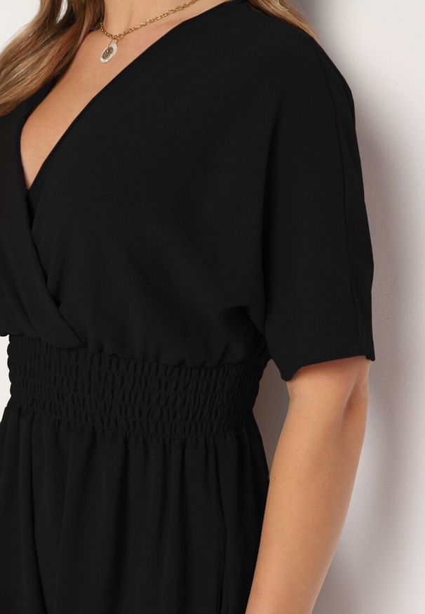 Born2be - Czarny Kombinezon z Zakładkowym Dekoltem i Gumką w Talii Belandrea. Okazja: na co dzień. Kolor: czarny. Materiał: jeans. Długość rękawa: krótki rękaw. Długość: krótkie. Sezon: lato. Styl: sportowy, casual, elegancki