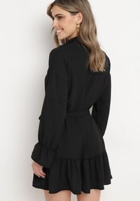 Born2be - Czarna Koszulowa Sukienka z Wiązanym Paskiem Stevania. Kolor: czarny. Materiał: materiał. Typ sukienki: koszulowe. Długość: mini #5