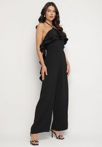 Born2be - Czarny Kombinezon Wiązany na Szyi z Metaliczną Ozdobą Tilindra. Kolor: czarny. Długość: długie. Wzór: aplikacja. Styl: elegancki, klasyczny #6