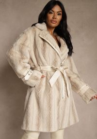 Renee - Jasnobeżowy Płaszcz Futerko z Paskiem z Imitacji Skóry i Klamrami przy Mankietach Charysha. Kolor: beżowy. Materiał: skóra, futro. Styl: elegancki #2