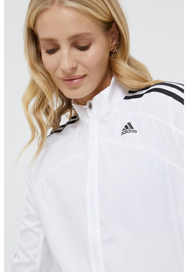adidas Performance kurtka do biegania MARATHON 3-STRIPES kolor biały przejściowa. Kolor: biały. Materiał: materiał, poliester. Długość: długie