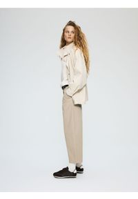 Reserved - Spodnie barrel leg z paskiem - beżowy. Kolor: beżowy. Materiał: bawełna #1