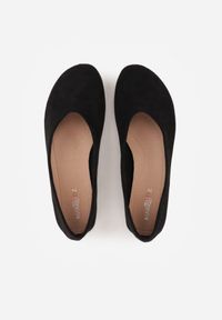 Born2be - Czarne Casualowe Balerinki z Imitacji Zamszu Zambra. Okazja: na co dzień. Kolor: czarny. Materiał: zamsz. Wzór: kolorowy. Sezon: lato. Styl: casual #9