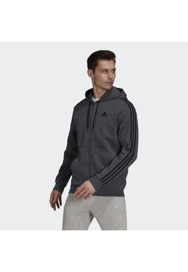 Adidas - Bluza z kapturem męskie adidas Essentials Fleece 3 Stripes. Typ kołnierza: kaptur. Kolor: szary. Materiał: bawełna, materiał. Sport: fitness