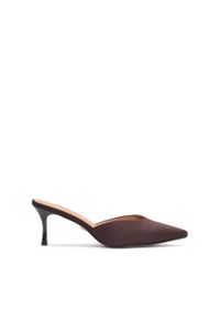 Kazar - Eleganckie ciemnobrązowe klapki damskie z pełnym przodem. Kolor: brązowy. Materiał: tkanina. Obcas: na obcasie. Styl: elegancki. Wysokość obcasa: średni #1
