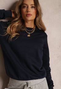 Renee - Granatowa Bluza Hullu. Okazja: na co dzień. Kolor: niebieski. Materiał: polar, materiał, dzianina. Długość rękawa: długi rękaw. Długość: długie. Wzór: gładki. Sezon: zima, jesień. Styl: klasyczny, casual #3