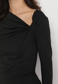 Born2be - Czarna Bluzka z Wiskozą Asymetrycznym Dekoltem Tatielis. Okazja: na co dzień. Kolor: czarny. Materiał: wiskoza. Styl: elegancki, casual #4