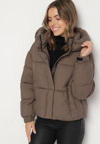 Born2be - Ciemnozielona Pikowana Kurtka Puffer z Kapturem i Kieszonką przy Rękawie Galieana. Okazja: na spacer. Typ kołnierza: kaptur. Kolor: beżowy. Materiał: jeans, dzianina. Styl: sportowy, elegancki #4