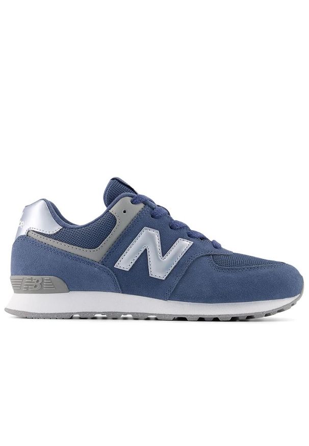 Buty młodzieżowe New Balance G5749QK - niebieskie. Okazja: na co dzień. Zapięcie: rzepy. Kolor: niebieski. Materiał: zamsz, materiał, syntetyk, guma. Szerokość cholewki: normalna. Model: New Balance 574. Sport: turystyka piesza