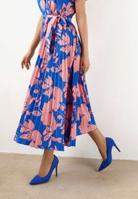 Born2be - Niebiesko-Różowa Plisowana Koktajlowa Sukienka z Kopertowym Dekoltem Paskiem i Gumką w Talii Anelsea. Okazja: na imprezę, na spacer. Typ kołnierza: dekolt kopertowy. Kolor: niebieski. Długość rękawa: krótki rękaw. Wzór: aplikacja. Typ sukienki: kopertowe. Styl: wizytowy #10