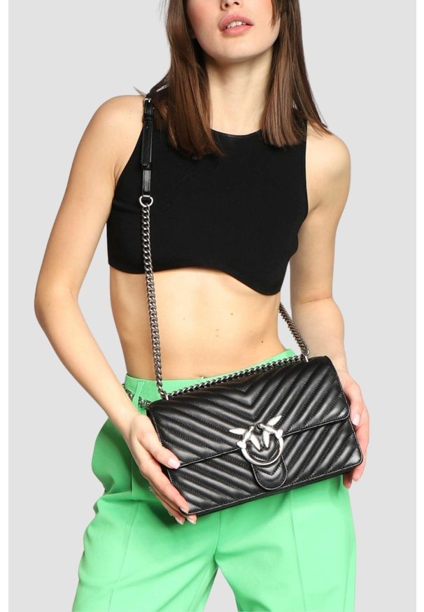 Pinko - PINKO Czarna listonoszka damska ze srebrnymi okuciami Love One Classic. Kolor: czarny. Styl: casual, elegancki, klasyczny