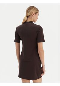 Guess Sukienka codzienna V6RK04 J1314 Brązowy Regular Fit. Okazja: na co dzień. Kolor: brązowy. Materiał: bawełna. Typ sukienki: proste. Styl: casual #5