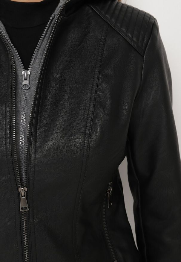 Born2be - Czarna Kurtka Ramoneska o Taliowanym Kroju z Odpinanym Kapturem Imitującym Bluzę Ivalani. Okazja: na co dzień. Kolor: czarny. Materiał: jeans. Styl: casual, sportowy, klasyczny