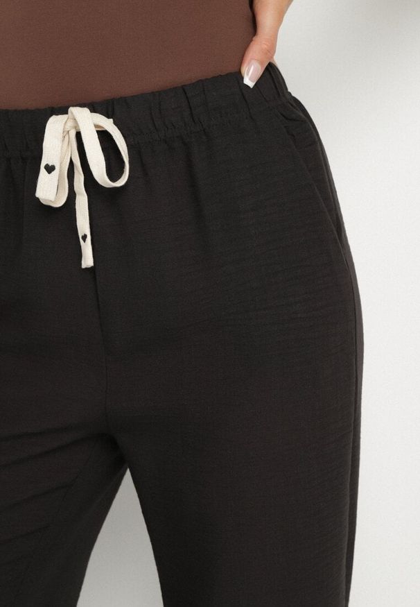 Born2be - Czarne Spodnie o Szerokim Kroju z Gumką i Wiązaniem w Talii Mirastra. Okazja: na spacer, na co dzień. Kolor: czarny. Styl: casual, elegancki, sportowy, klasyczny