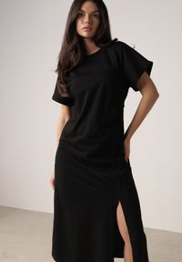 Born2be - Czarna Sukienka o Rozkloszowanym Kroju z Marszczeniem i Rozcięciem Zinnariae. Okazja: na co dzień. Kolor: czarny. Materiał: jeans. Styl: casual #4