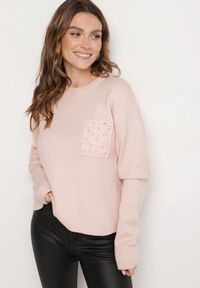 Born2be - Jasnoróżowy Sweter o Pudełkowym Kroju z Ozdobną Kieszonką Seaviraen. Okazja: do pracy, na co dzień. Kolor: różowy. Materiał: jeans. Długość rękawa: długi rękaw. Długość: długie. Styl: casual, elegancki