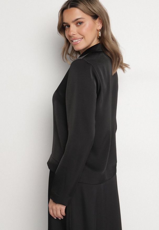 Born2be - Czarna Elegancka Koszula Satynowa z Wycięciami na Dolnej Krawędzi Klirea. Okazja: na co dzień. Typ kołnierza: kołnierzyk klasyczny. Kolor: czarny. Materiał: satyna. Długość rękawa: długi rękaw. Długość: długie. Styl: elegancki