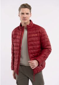Volcano - Lekka, pikowana kurtka J-ELZO. Okazja: na co dzień. Typ kołnierza: kołnierzyk stójkowy. Kolor: czerwony. Materiał: poliester, materiał, nylon, włókno, dzianina, syntetyk, puch. Wzór: napisy. Styl: casual, sportowy #1