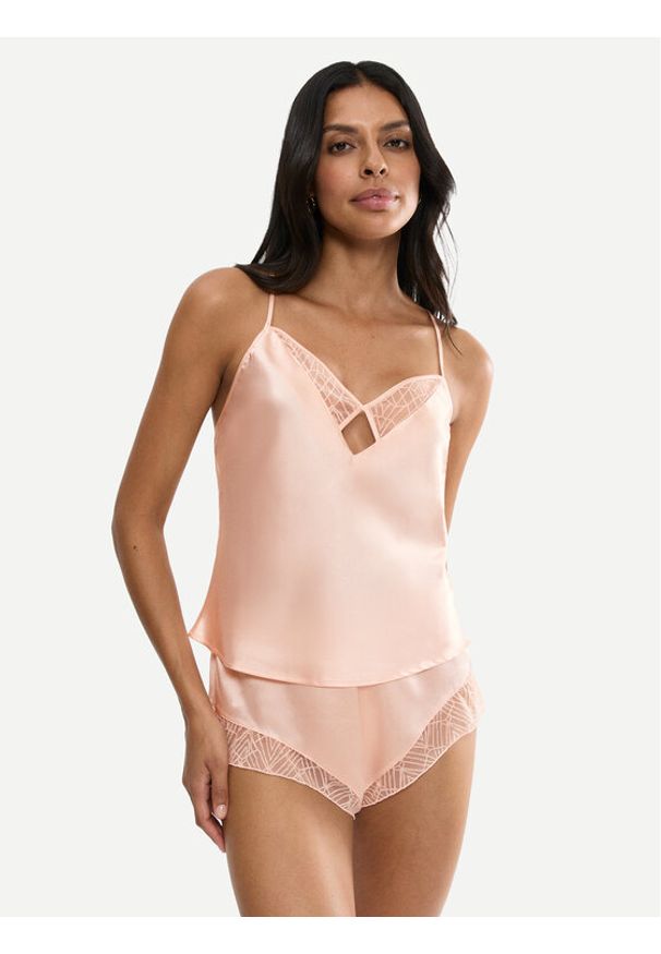 Triumph Piżama A Weekend To Remember 10225050 Beżowy Regular Fit. Kolor: beżowy. Materiał: syntetyk