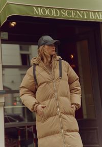 Born2be - Ciemnobeżowa Długa Kurtka Pikowana Płaszcz na Zamek z Kapturem Lesea. Okazja: na co dzień. Typ kołnierza: kaptur. Kolor: beżowy. Materiał: dzianina, jeans. Długość: długie. Styl: casual, elegancki #2