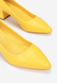 Born2be - Żółte Czółenka Aegiche. Nosek buta: szpiczasty. Kolor: żółty. Wzór: jednolity. Obcas: na obcasie. Styl: klasyczny, elegancki. Wysokość obcasa: średni #4