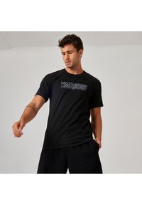DOMYOS - Koszulka z krótkim rękawem męska Nyamba Gym & Pilates 500 slim. Kolor: czarny. Materiał: materiał, bawełna, poliester, elastan. Długość rękawa: krótki rękaw. Długość: krótkie. Sport: joga i pilates #1