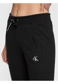 Calvin Klein Jeans Spodnie dresowe Blend Fleece J20J212872 Czarny Regular Fit. Kolor: czarny. Materiał: bawełna, dresówka, syntetyk