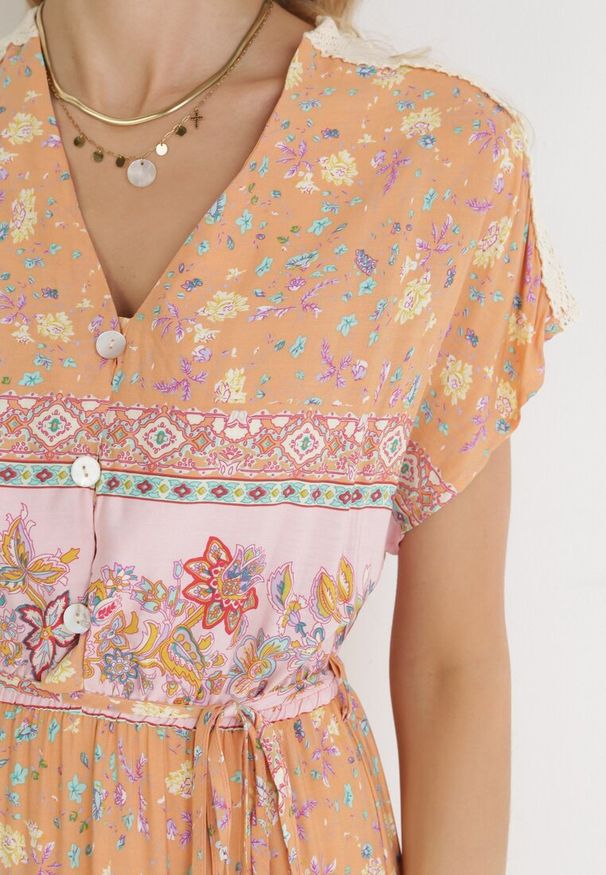 Born2be - Pomarańczowo-Różowa Bawełniana Sukienka Maxi z Gumką w Talii i Cienkim Paskiem z Chwostami Kenadi. Kolor: pomarańczowy. Materiał: bawełna. Długość rękawa: krótki rękaw. Sezon: wiosna, lato. Typ sukienki: rozkloszowane. Długość: maxi