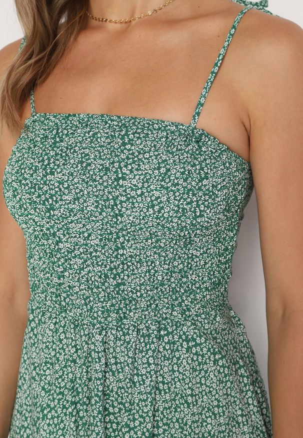 Born2be - Zielona Taliowana Bawełniana Sukienka w Kwiaty na Ramiączkach Wiązana z Tyłu Neliora. Okazja: na spacer, na co dzień. Typ kołnierza: dekolt kwadratowy. Kolor: zielony. Materiał: bawełna. Długość rękawa: na ramiączkach. Wzór: kwiaty. Typ sukienki: proste. Styl: elegancki, casual