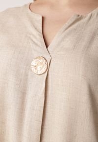 Born2be - Beżowa Pudełkowa Sukienka z Lnem i Wiskozą Zdobiona Metalicznym Guzikiem Phisoth. Okazja: na co dzień, do pracy, na spotkanie biznesowe. Kolekcja: plus size. Kolor: beżowy. Materiał: wiskoza, len. Wzór: aplikacja. Sezon: lato. Typ sukienki: dla puszystych, proste. Styl: casual, biznesowy, elegancki #7