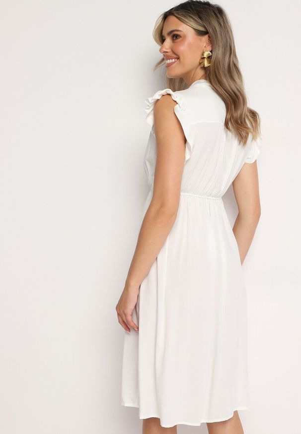 Born2be - Biała Rozkloszowana Sukienka z Wiązanym Dekoltem i Gumką w Pasie Ozdobiona Falbanką Dimonima. Kolor: biały. Materiał: bawełna, wiskoza. Wzór: aplikacja. Typ sukienki: rozkloszowane. Styl: elegancki, retro