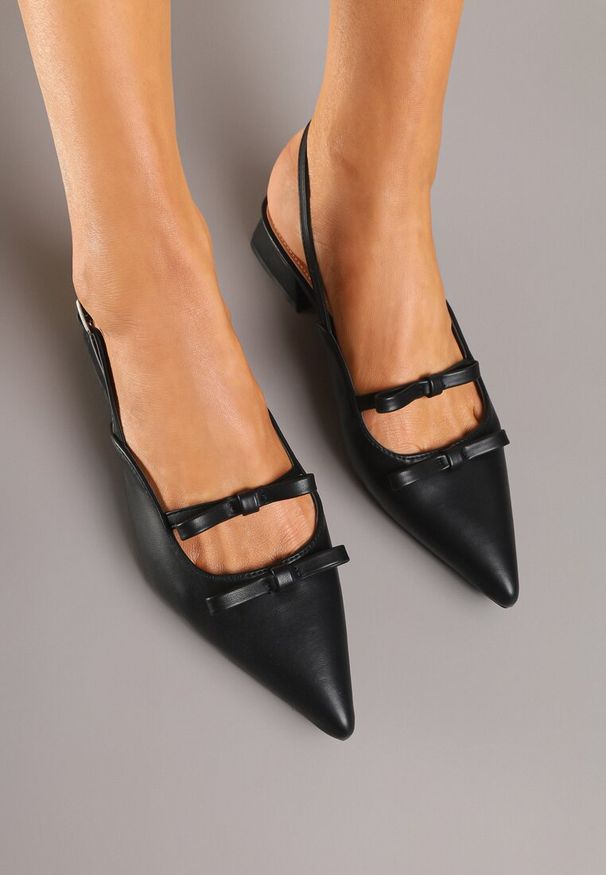 Renee - Czarne Sandały Slingback na Niskim Obcasie Zdobione Kokardkami Remelle. Okazja: na co dzień. Zapięcie: pasek. Kolor: czarny. Materiał: jeans. Wzór: aplikacja. Obcas: na obcasie. Styl: klasyczny, elegancki, casual. Wysokość obcasa: niski