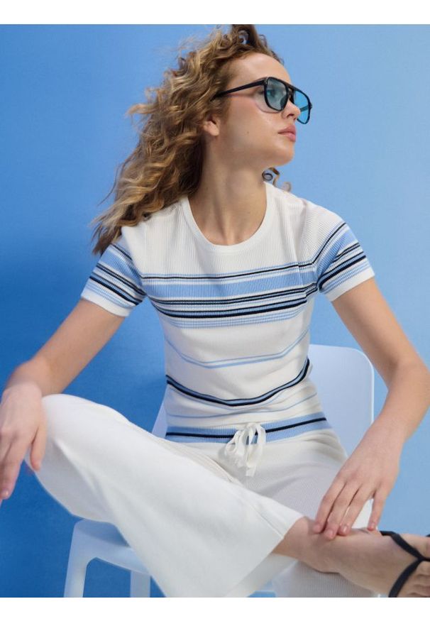 Sinsay - Prążkowana swetrowa bluzka z krótkim rękawem - kremowy. Kolor: kremowy. Materiał: prążkowany. Długość rękawa: krótki rękaw. Długość: krótkie