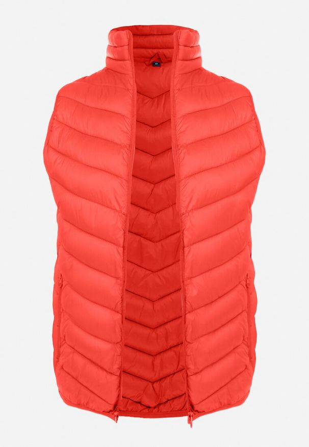 Born2be - Czerwona Kamizelka Pikowana Fouquet. Typ kołnierza: kołnierzyk stójkowy. Kolor: czerwony. Długość rękawa: bez rękawów. Wzór: jednolity, aplikacja. Styl: elegancki