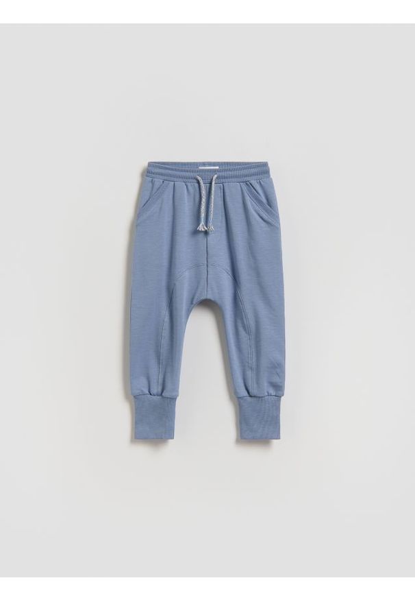 Reserved - Dresowe spodnie - niebieski. Kolor: niebieski. Materiał: dresówka
