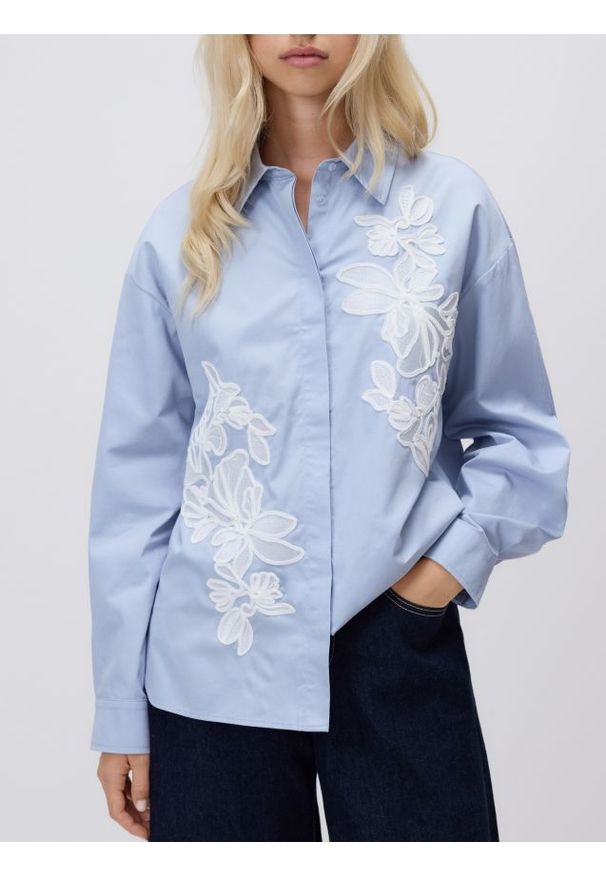 Reserved - Koszula z haftem - jasnoniebieski. Kolor: niebieski. Materiał: bawełna, tkanina. Wzór: haft
