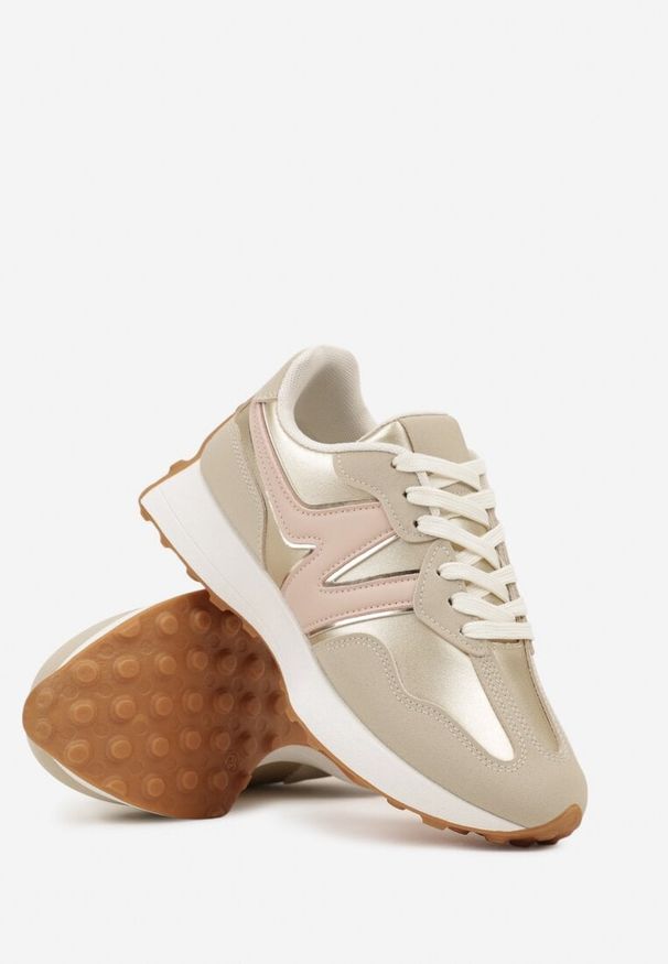 Born2be - Złote Sneakersy na Płaskiej Podeszwie z Geometryczną Wstawką Helidi. Nosek buta: okrągły. Zapięcie: sznurówki. Kolor: złoty. Wzór: geometria. Obcas: na płaskiej podeszwie. Wysokość obcasa: niski