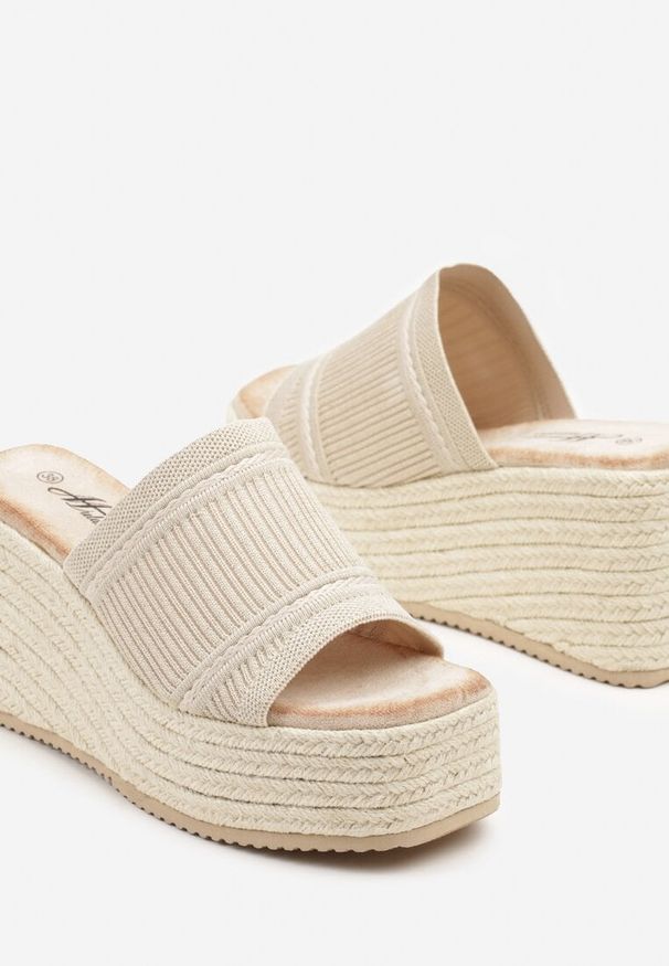 Renee - Jasnobeżowe Klapki na Koturnie w Stylu Boho z Tłoczoną Cholewką Neorwynne. Okazja: na spacer. Kolor: beżowy. Sezon: lato. Obcas: na koturnie. Styl: boho