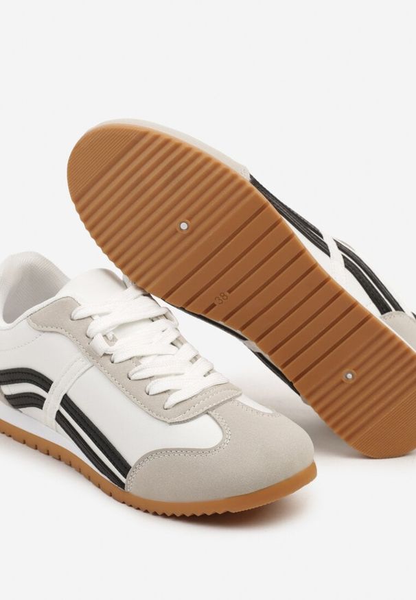 Renee - Białe Sneakersy Typu Klasyczne Tenisówki Zdobione Przeszyciami Zardiva. Kolor: biały. Materiał: jeans. Szerokość cholewki: normalna. Wzór: aplikacja. Obcas: na płaskiej podeszwie