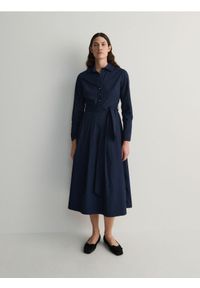 Reserved - Koszulowa sukienka midi - granatowy. Kolor: niebieski. Materiał: tkanina, bawełna. Wzór: gładki. Typ sukienki: koszulowe. Długość: midi