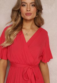 Renee - Czerwona Rozkloszowana Sukienka z Falbanką i Wiązanym Paskiem Adotine. Kolor: czerwony. Materiał: materiał. Sezon: lato, wiosna