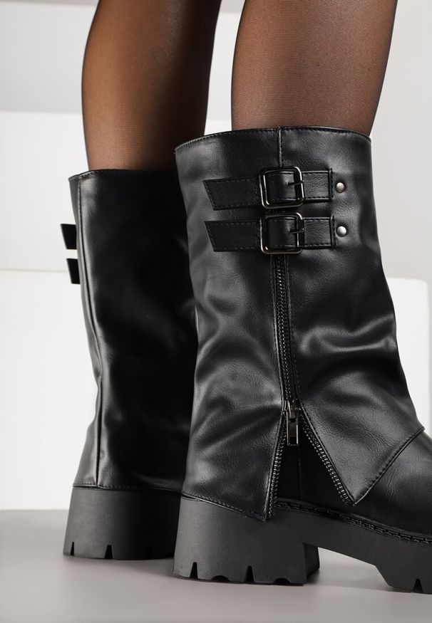 Renee - Czarne Botki Biker Boots VICES ze Sprzączkami i Cholewką Imitującą Nogawkę Anevita. Zapięcie: sprzączka. Kolor: czarny. Materiał: jeans, koronka, skóra. Szerokość cholewki: normalna. Styl: rockowy