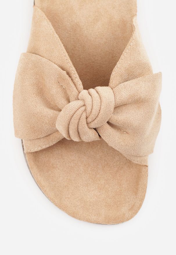 Born2be - Ciemnobeżowe Klapki Nesariye. Kolor: beżowy. Wzór: aplikacja