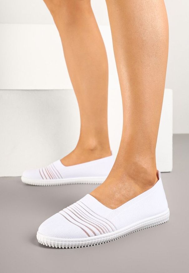 Renee - Białe Tenisówki Ozdobione Paskami Heloti. Okazja: na co dzień. Zapięcie: pasek. Kolor: biały. Materiał: jeans. Wzór: aplikacja. Styl: casual