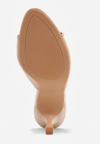 Born2be - Beżowe Klapki z Imitacji Zamszu na Szpilce z Otwartym Noskiem Irithna. Okazja: na co dzień, na ślub cywilny, na wesele. Nosek buta: otwarty. Kolor: beżowy. Materiał: zamsz. Obcas: na szpilce. Styl: casual, elegancki, klasyczny #5